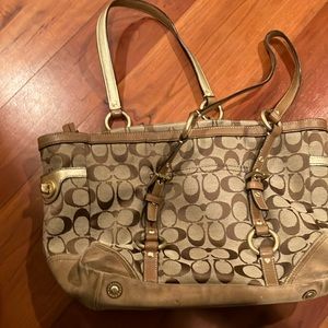 Stylish coach handbag. Versatile fit day and night and matches everything!